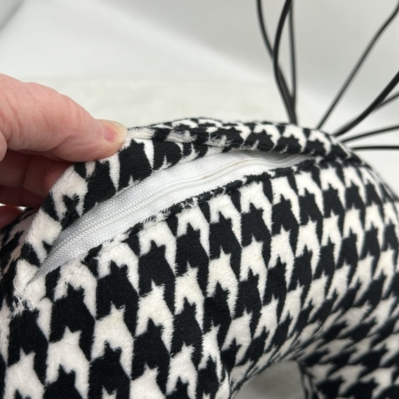 Houndstooth Patterned Travel Pillow Neck Rest - Picture 8 of 9